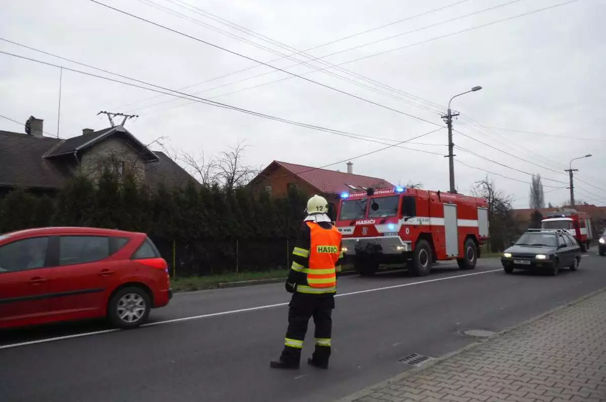 Fotky: Požár nízké budovy - 15.12.