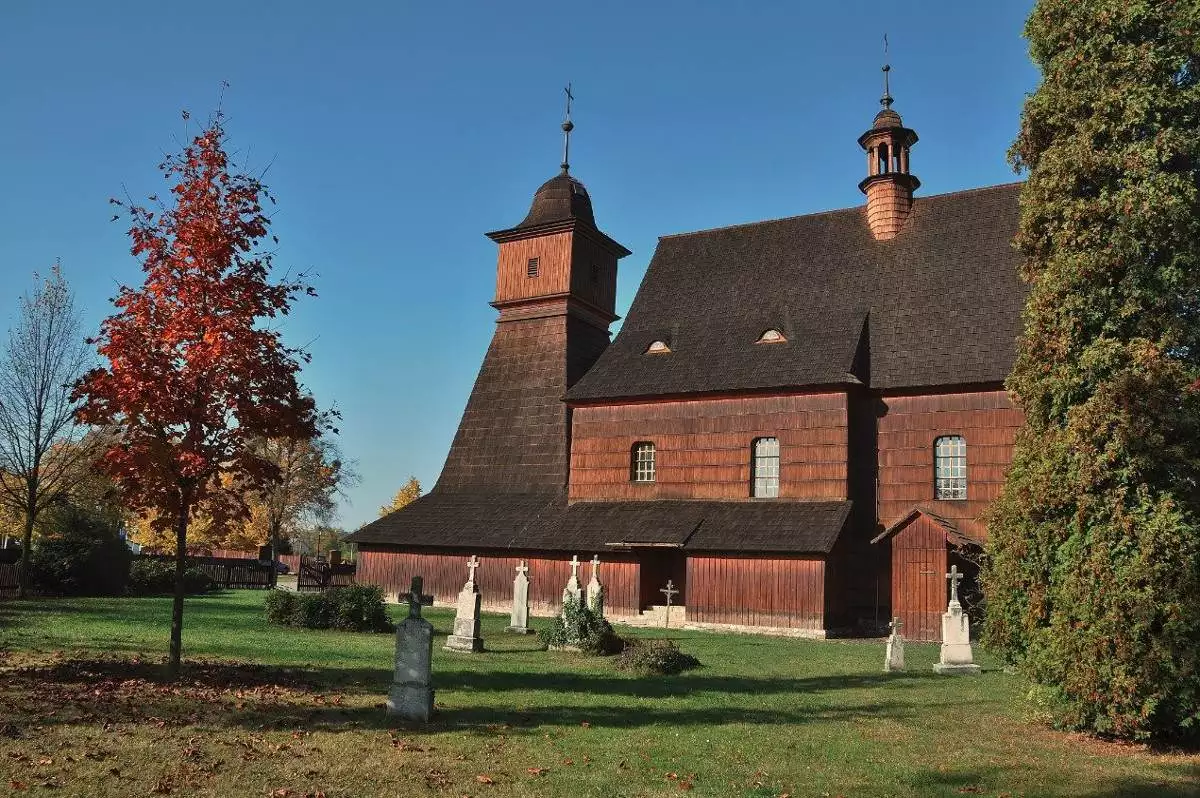 Dřevěný kostel v Ostravě-Hrabové se znovu stává cílem turistů. Kromě lidí z okolí tam míří i velké zájezdy