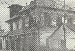 Hasičské skladiště z r. 1924, opravo obecní skladiště z r. 1884. Vzadu věž z r. 1904.