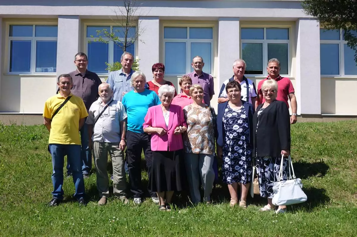 Absolventi navštívili po padesáti letech naši školu