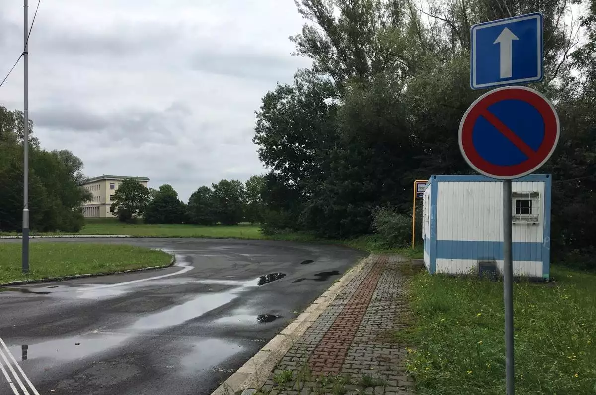 Zákaz stání na točně autobusu