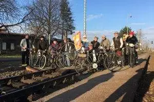 Velocipedisté po převzetí Betlémského světla