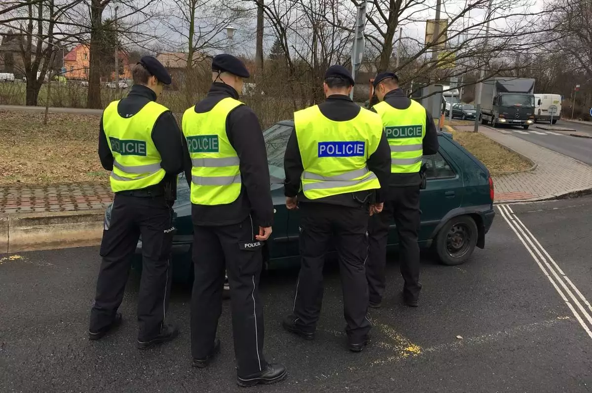 Tydenikpolicie.cz: Mladíci v BMW jezdili v Ostravě smykem, spolujezdec navíc z okna vytahoval plynovku