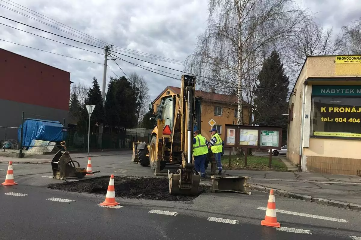 Porucha na potrubí na křižovatce Perunova x Paskovská