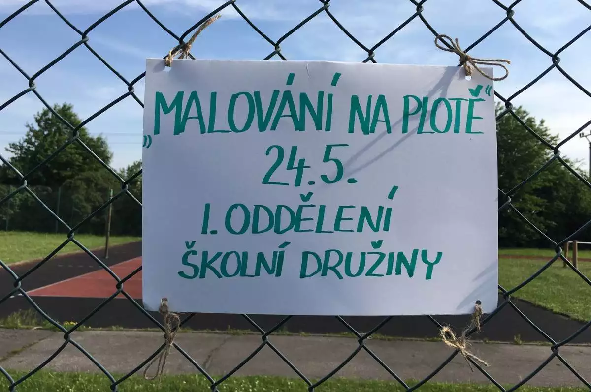 FOTO: Děti ze školní družiny malovaly na plotě