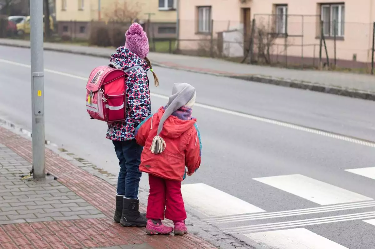 Auto dnes zavadilo o ženu na přechodu před školou