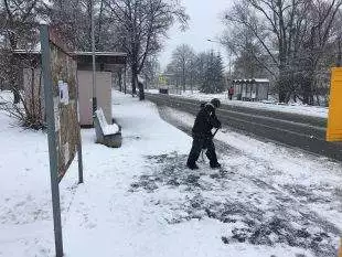 Nádvořní četa včera odhrnovala sníh ze zastávek