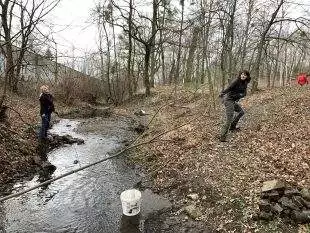 (FOTO) Zelená Hrabová zorganizovala čištění potoku Zyf