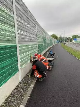 (FOTO) Společnost Strabag udržuje okolí "nové" Mostní ulice v kondici