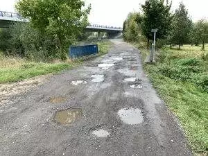 Tankodrom na ulici K Nadjezdu, tudy jezdí i cyklisté a auta riskují poškození