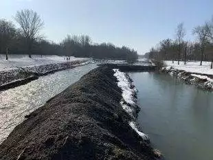 (FOTO) Povodí Odry opravuje břeh Ostravice u statku v Ostravě-Hrabové