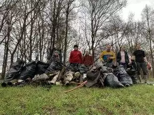 (FOTO) Za čistší Hrabovou, aneb úklid u řeky Ostravice