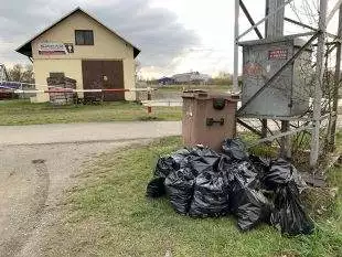 (FOTO) Dobrovolníci uklidili okolí mostu mezi Hrabovou a Vratimovem