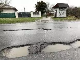 Opravu povrchů vozovek je povinnen zajistit městský obvod, nejsou na to ale peníze...