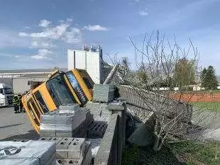 (FOTO) V Ostravě-Hrabové přepadlo nákladní auto přes plot do areálu TJ Sokol