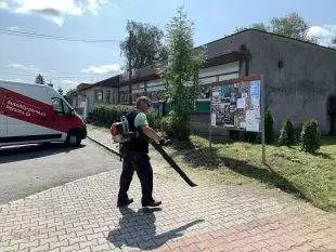 (FOTO) Údržba zeleně kolem obchodu Hruška