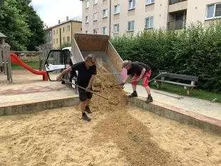 (FOTO) Pokračuje úklid chodníků/cest a byl doplněn písek do pískovišť v Hrabové