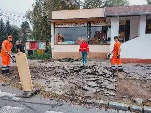 Oprava chodníku před prodejnou Hruška konečně začala