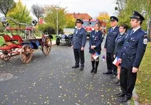 Hasiči si pro k oslavám přivezli i zapůjčenou historickou ruční stříkačku