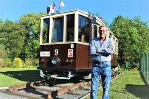 Nadšenec Jan Kohoutek na své zahradě v Ostravě-Hrabové opravuje historickou tramvaj, 23. 5. 2022, Ostrava | Foto: Deník/Petr Jiříček  Zdroj: https://moravskoslezsky.denik.cz/zpravy_region/nadsenec-ostrava-hrabova-leseni-historicka-tramvaj-svatba-202205.html