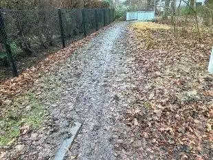 (FOTO) Po roce slibování se buduje chodník mezi ulicí Nešverova a Šolcova