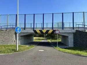 Značka nezakazuje vjezd motorovým vozidlům. A co není zakázáno, je dovoleno; městská policie tu právě kvůli této značce nemůže hlídat a ro