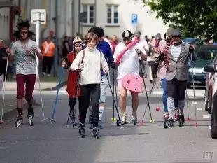 (VIDEO) O hůlku Václava Vrbaty a Bohumila Hanče, aneb recesistický závod na běžkách