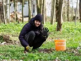 (FOTO) Zelená Hrabová: Výsadba stromů a keřů v Hrabovjance zdárně dokončena!