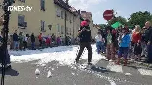 (VIDEO) Vytáhli běžky a šli se bavit. Recesisté z Ostravy zvládli i „náledí a liják“