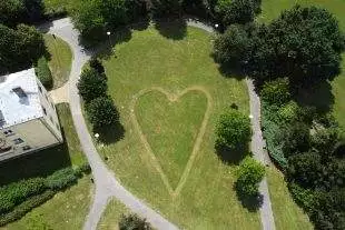 (FOTO) V parku před úřadem je opět srdce