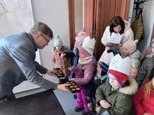 (VIDEO) Tři králové dorazili koledovat na hrabovskou poštu i úřad