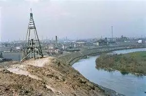 Moravská Ostrava, řeka Ostravice, rok 1936. Foto: Aktuálně.cz / Kolorizace: Dan Poláček / Zdrojový černobílý snímek: ČTK