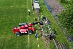 (FOTO) Usazení tribun na Sokole