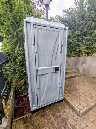 Hrabová: Nová mobilní toaleta na hřbitově