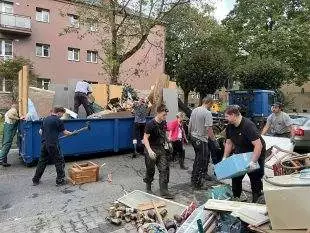 (FOTO) Hrabová: Pomoc seniorům po záplavách s odhodláním a úsměvem