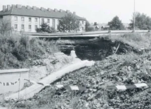 FOTOGRAFIE ukazuje, co dokázal zatrubněný Zif u podchodu v blízkostizastávky Benzina po dešti 2. září 1977. FOTO | ARCHIV AUTORA