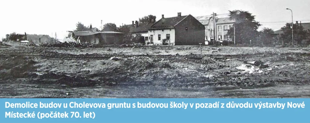 Demolice budov u Cholevova gruntu s budovou školy v pozadí z důvodu výstavby Nové Místecké (počátek 70. let)