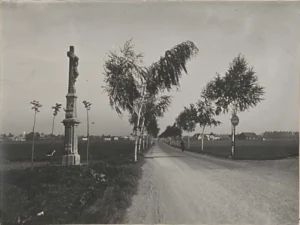 Pohled na Šedův kříž od Paskova, kolem 1926 (Pamětní kniha obceHrabové 1922–1937)