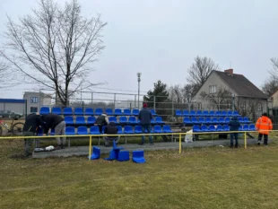 (FOTO) Členové spolku KHA vybudovali tribuny u fotbalového hřiště TJ Sokol Hrabová